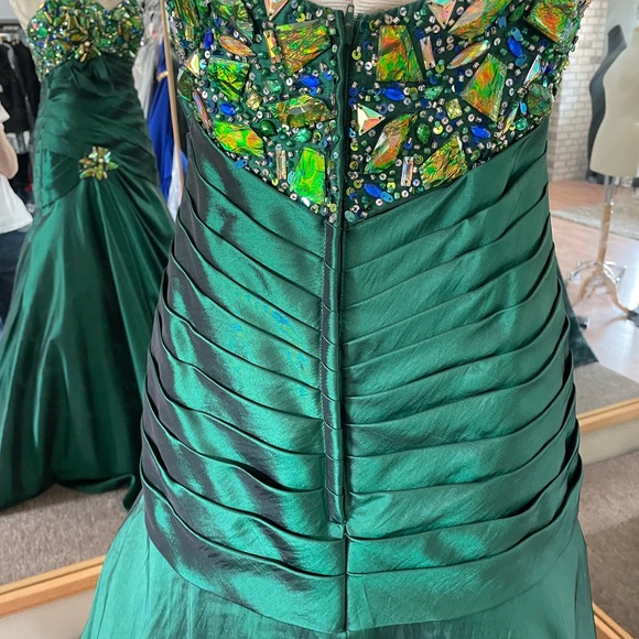 Green Formal Gown by BLUSH with Multi colored stones Size 8 WSL FREE SHIRT - Picture 6 of 11